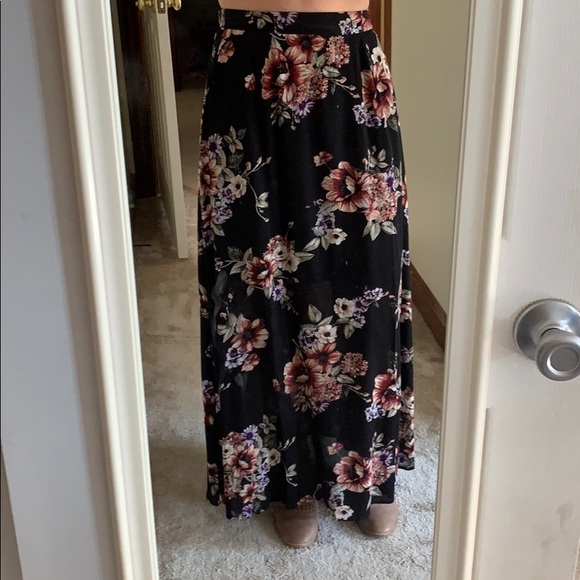 Black floral 🌺 skirt - Picture 2 of 3
